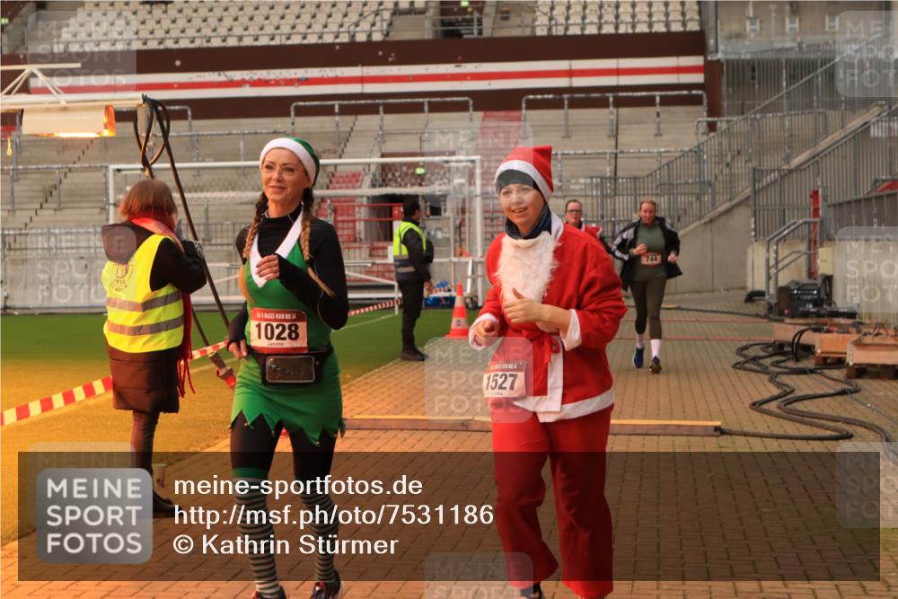 08.12.2024 - St. Pauli X-Mass-Run No. 14 Kathrin Stürmer Photography http://msf.ph/oto/7531186 08.12.2024 10:44:32 Ziel 489, 501, 637, 744, 1028, 1527, 1598, 3428, 3430, 3443 meine-sportfotos.de