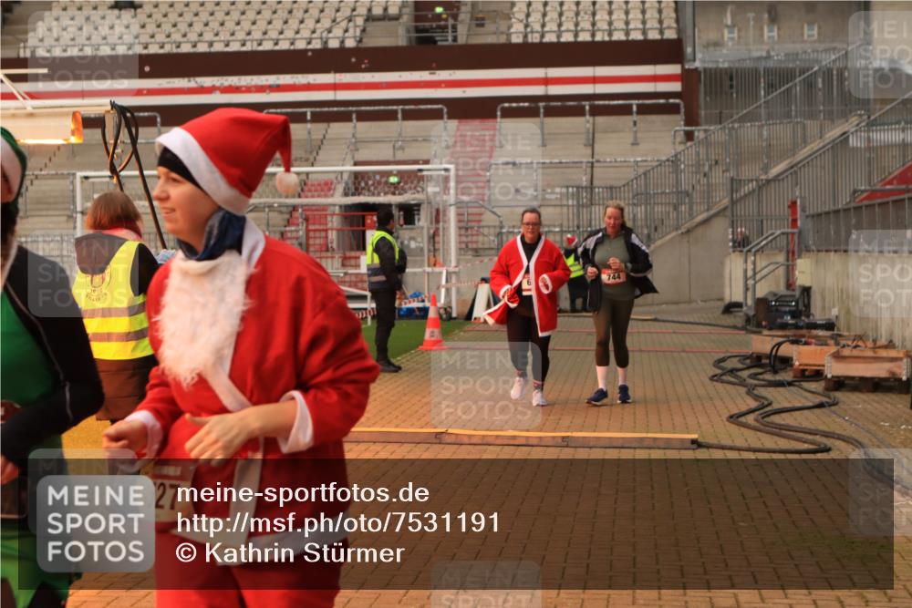 08.12.2024 - St. Pauli X-Mass-Run No. 14 Kathrin Stürmer Photography http://msf.ph/oto/7531191 08.12.2024 10:44:33 Ziel 489, 501, 637, 744, 1028, 1527, 3428, 3430, 3443 meine-sportfotos.de