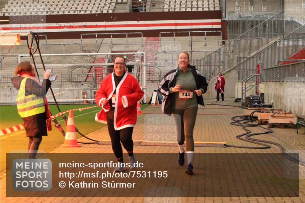 08.12.2024 - St. Pauli X-Mass-Run No. 14 Kathrin Stürmer Photography http://msf.ph/oto/7531195 08.12.2024 10:44:35 Ziel 489, 501, 637, 744, 1028, 1527 meine-sportfotos.de
