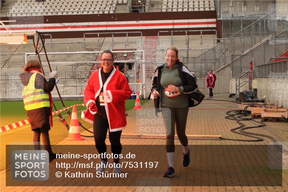 08.12.2024 - St. Pauli X-Mass-Run No. 14 Kathrin Stürmer Photography http://msf.ph/oto/7531197 08.12.2024 10:44:36 Ziel 489, 501, 637, 744, 984, 1028, 1527 meine-sportfotos.de