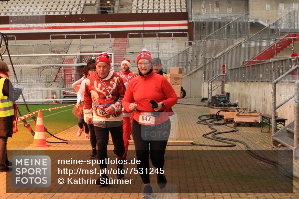 08.12.2024 - St. Pauli X-Mass-Run No. 14 Kathrin Stürmer Photography http://msf.ph/oto/7531245 08.12.2024 10:44:59 Ziel 647, 914, 922, 1215, 1225, 1229, 1300, 1307, 2649, 2651 meine-sportfotos.de