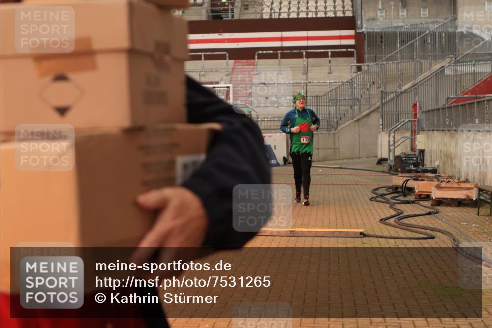 08.12.2024 - St. Pauli X-Mass-Run No. 14 Kathrin Stürmer Photography http://msf.ph/oto/7531265 08.12.2024 10:45:03 Ziel 647, 922, 1215, 1225, 1229, 1300, 1307, 2649, 2651 meine-sportfotos.de