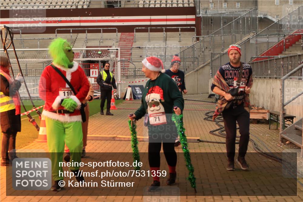 08.12.2024 - St. Pauli X-Mass-Run No. 14 Kathrin Stürmer Photography http://msf.ph/oto/7531359 08.12.2024 10:46:38 Ziel 43, 71, 110, 1529, 1533 meine-sportfotos.de