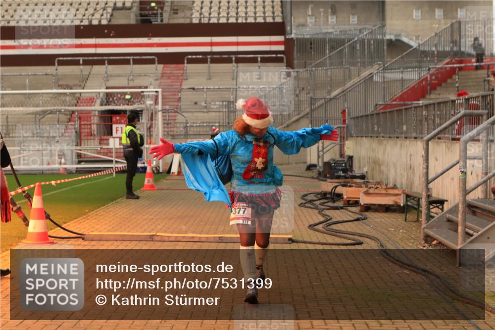 08.12.2024 - St. Pauli X-Mass-Run No. 14 Kathrin Stürmer Photography http://msf.ph/oto/7531399 08.12.2024 10:47:19 Ziel 377 meine-sportfotos.de