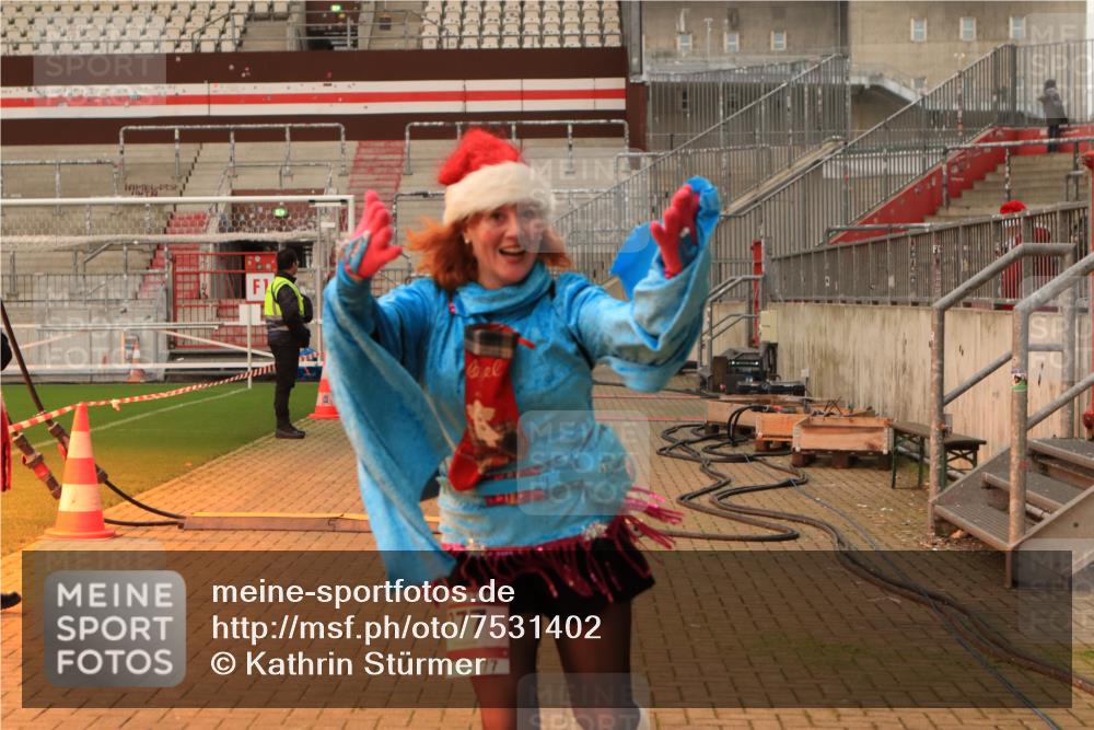 08.12.2024 - St. Pauli X-Mass-Run No. 14 Kathrin Stürmer Photography http://msf.ph/oto/7531402 08.12.2024 10:47:20 Ziel 377 meine-sportfotos.de