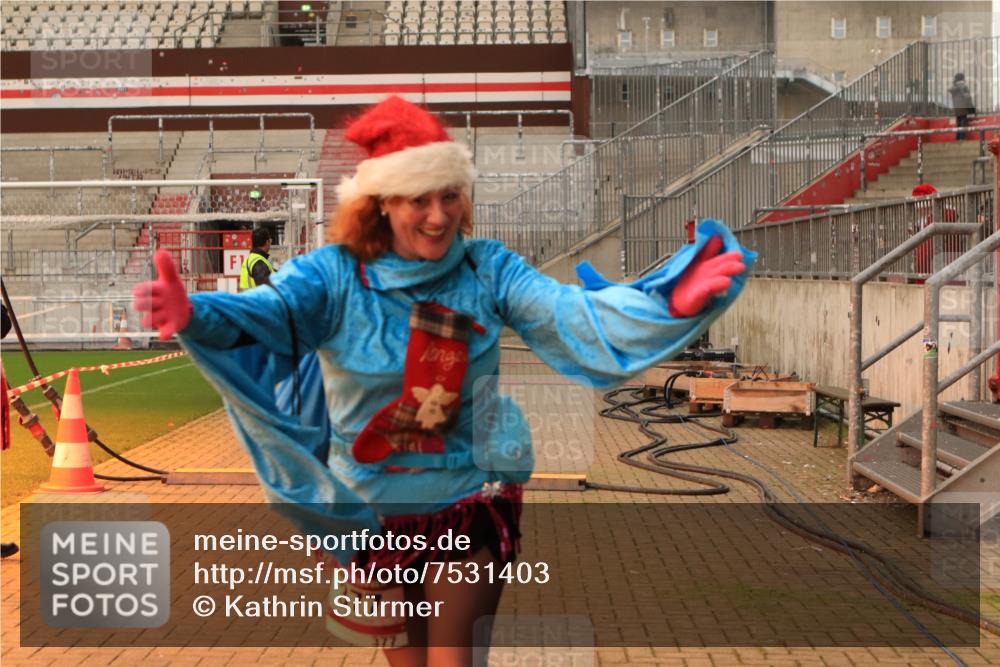 08.12.2024 - St. Pauli X-Mass-Run No. 14 Kathrin Stürmer Photography http://msf.ph/oto/7531403 08.12.2024 10:47:21 Ziel 377 meine-sportfotos.de
