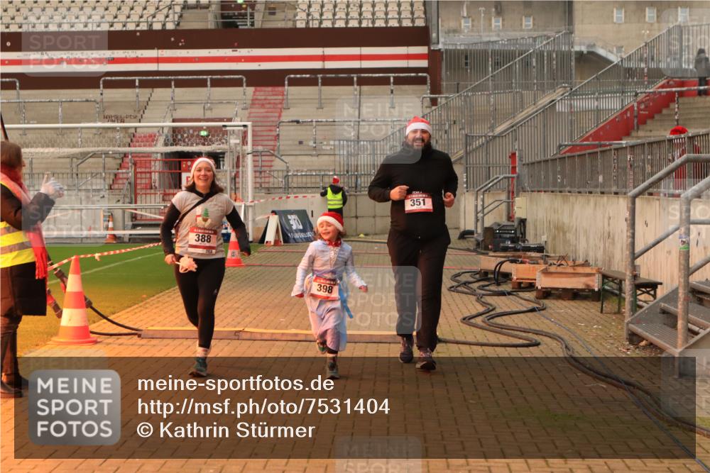 08.12.2024 - St. Pauli X-Mass-Run No. 14 Kathrin Stürmer Photography http://msf.ph/oto/7531404 08.12.2024 10:47:38 Ziel 351, 388, 398 meine-sportfotos.de