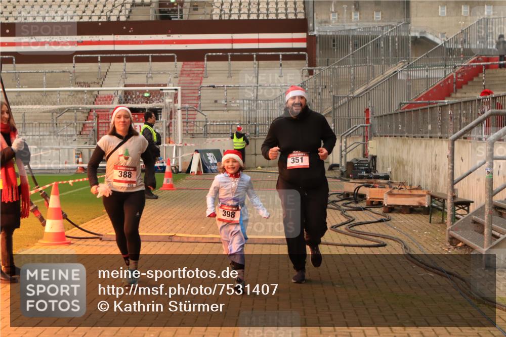 08.12.2024 - St. Pauli X-Mass-Run No. 14 Kathrin Stürmer Photography http://msf.ph/oto/7531407 08.12.2024 10:47:39 Ziel 351, 388, 398 meine-sportfotos.de