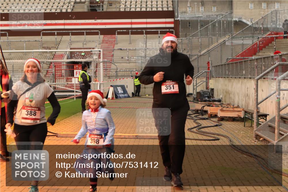 08.12.2024 - St. Pauli X-Mass-Run No. 14 Kathrin Stürmer Photography http://msf.ph/oto/7531412 08.12.2024 10:47:40 Ziel 351, 388, 398 meine-sportfotos.de