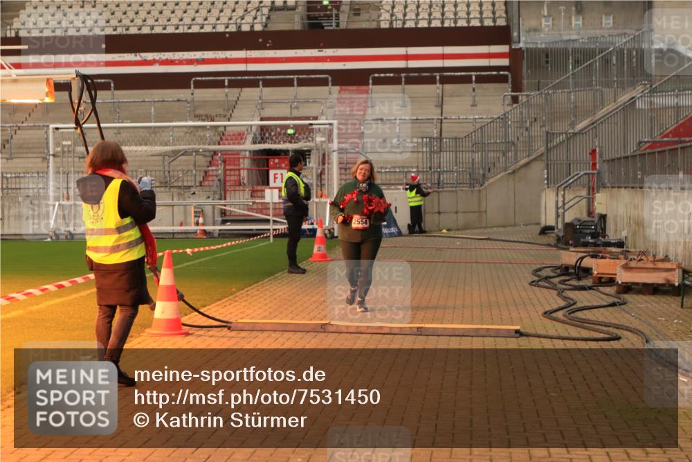 08.12.2024 - St. Pauli X-Mass-Run No. 14 Kathrin Stürmer Photography http://msf.ph/oto/7531450 08.12.2024 10:48:52 Ziel 2554 meine-sportfotos.de