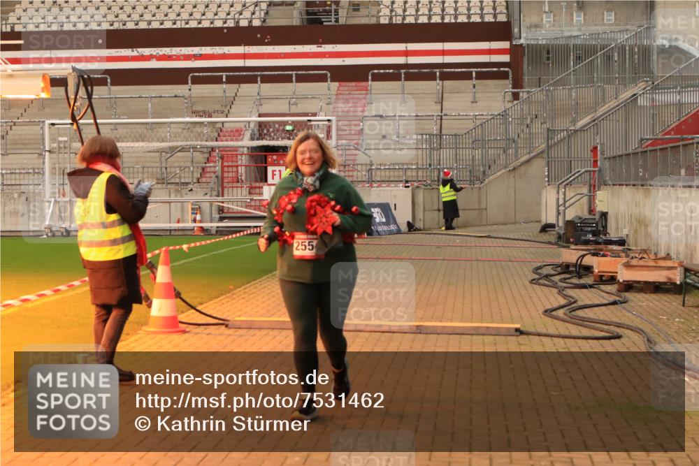 08.12.2024 - St. Pauli X-Mass-Run No. 14 Kathrin Stürmer Photography http://msf.ph/oto/7531462 08.12.2024 10:48:55 Ziel 2554 meine-sportfotos.de