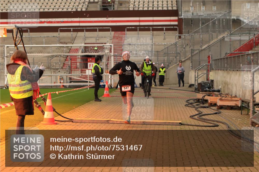 08.12.2024 - St. Pauli X-Mass-Run No. 14 Kathrin Stürmer Photography http://msf.ph/oto/7531467 08.12.2024 10:49:09 Ziel 547 meine-sportfotos.de