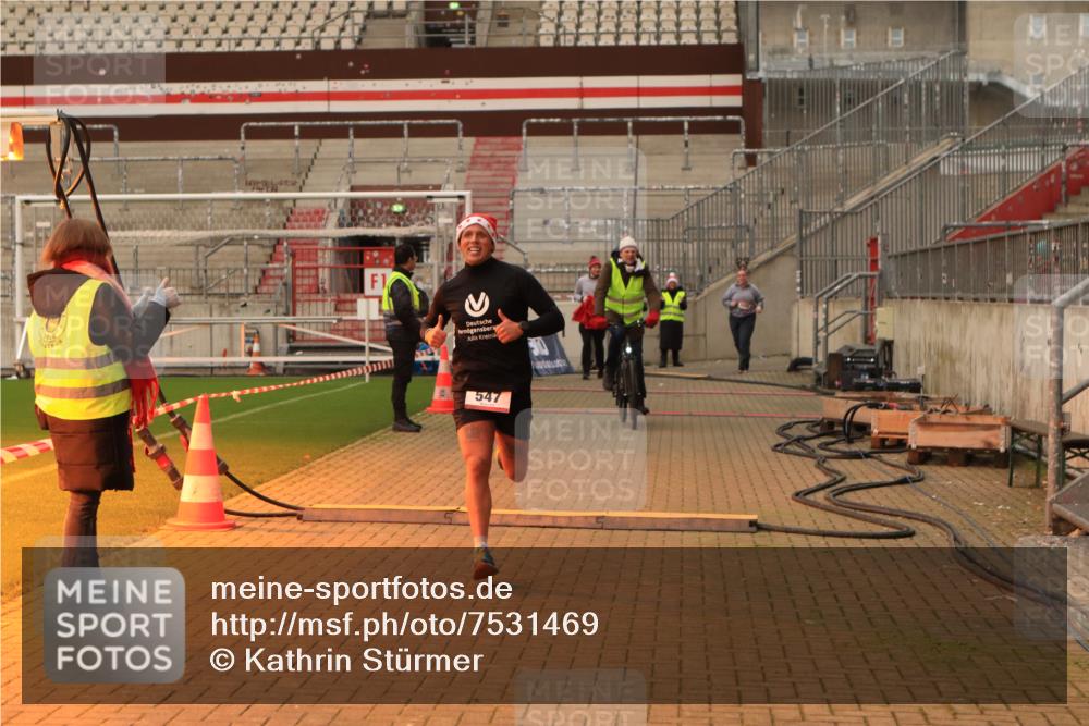 08.12.2024 - St. Pauli X-Mass-Run No. 14 Kathrin Stürmer Photography http://msf.ph/oto/7531469 08.12.2024 10:49:10 Ziel 547 meine-sportfotos.de