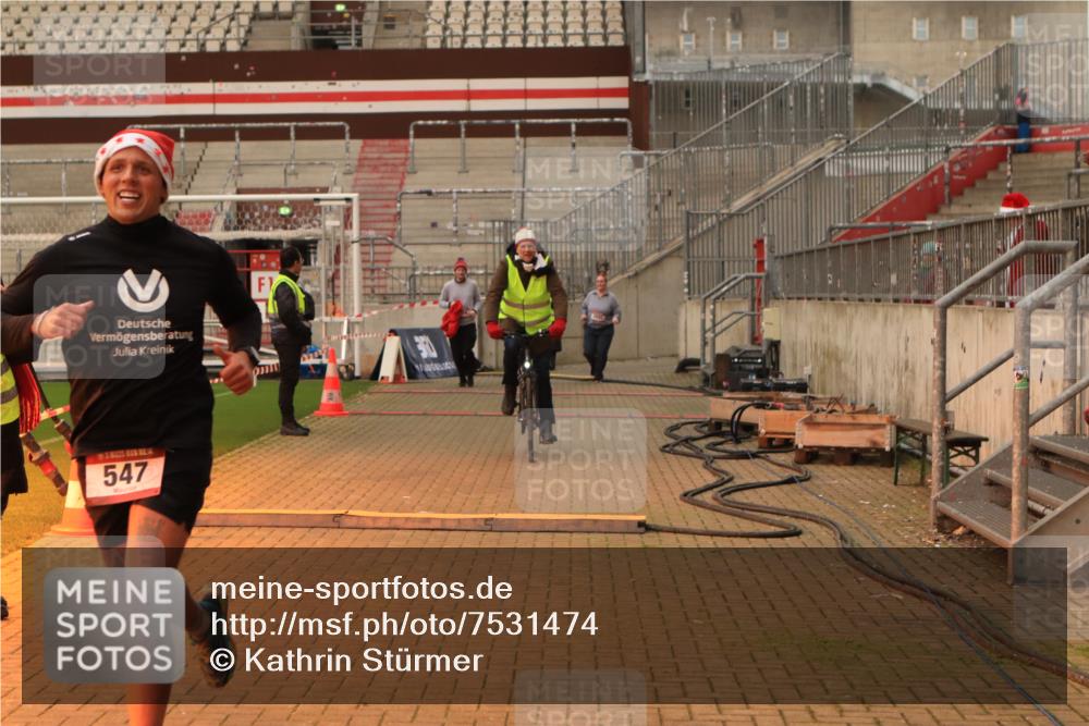 08.12.2024 - St. Pauli X-Mass-Run No. 14 Kathrin Stürmer Photography http://msf.ph/oto/7531474 08.12.2024 10:49:11 Ziel 547, 2684 meine-sportfotos.de