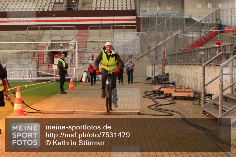 08.12.2024 - St. Pauli X-Mass-Run No. 14 Kathrin Stürmer Photography http://msf.ph/oto/7531479 08.12.2024 10:49:12 Ziel 547, 2681, 2684, 2685 meine-sportfotos.de