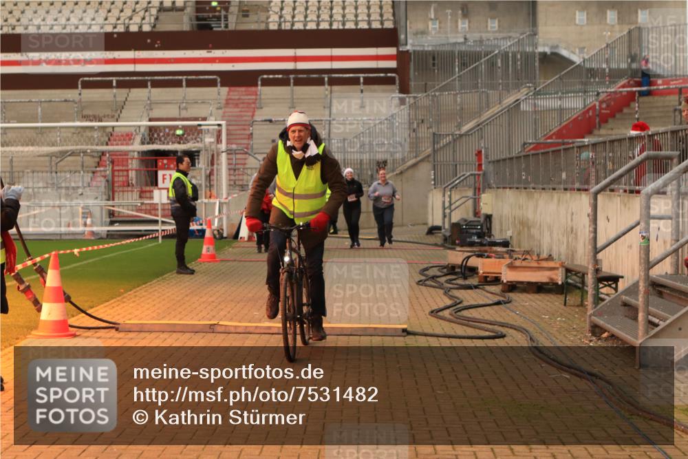 08.12.2024 - St. Pauli X-Mass-Run No. 14 Kathrin Stürmer Photography http://msf.ph/oto/7531482 08.12.2024 10:49:13 Ziel 547, 2681, 2684, 2685 meine-sportfotos.de