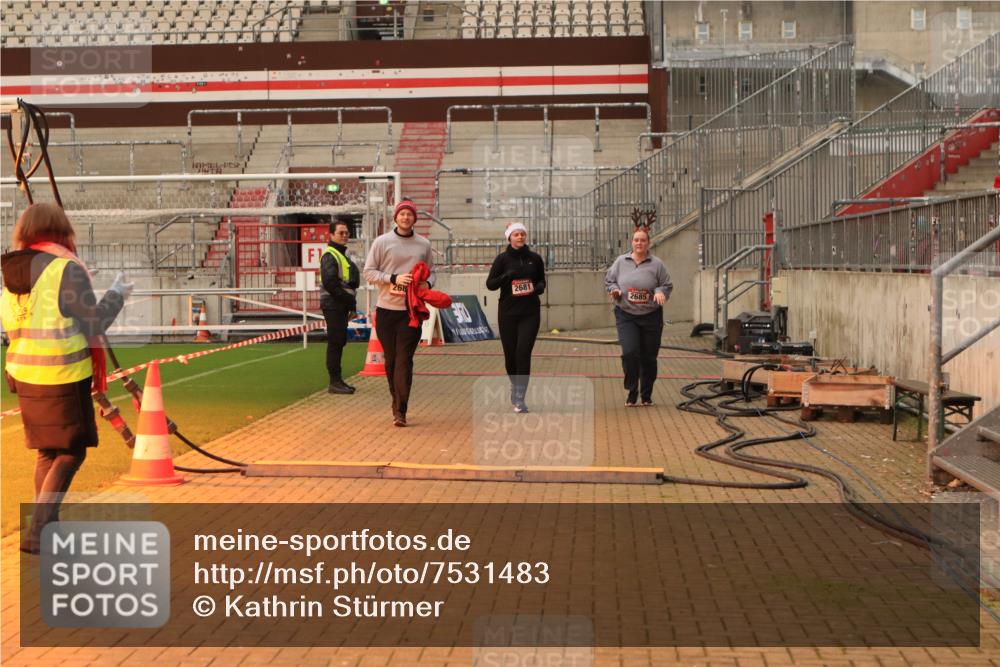 08.12.2024 - St. Pauli X-Mass-Run No. 14 Kathrin Stürmer Photography http://msf.ph/oto/7531483 08.12.2024 10:49:18 Ziel 547, 2681, 2684, 2685 meine-sportfotos.de