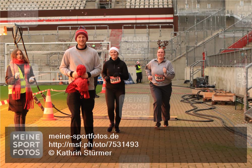 08.12.2024 - St. Pauli X-Mass-Run No. 14 Kathrin Stürmer Photography http://msf.ph/oto/7531493 08.12.2024 10:49:22 Ziel 547, 2681, 2684, 2685 meine-sportfotos.de