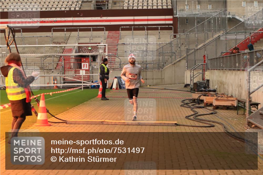 08.12.2024 - St. Pauli X-Mass-Run No. 14 Kathrin Stürmer Photography http://msf.ph/oto/7531497 08.12.2024 10:49:32 Ziel 450, 2681, 2685 meine-sportfotos.de