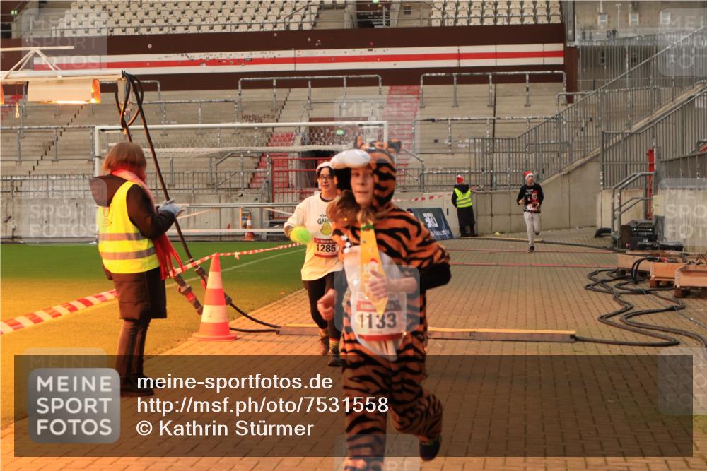 08.12.2024 - St. Pauli X-Mass-Run No. 14 Kathrin Stürmer Photography http://msf.ph/oto/7531558 08.12.2024 10:52:11 Ziel 559, 1133, 1285, 1756, 1785 meine-sportfotos.de