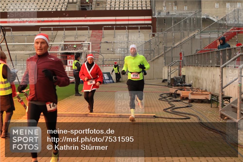 08.12.2024 - St. Pauli X-Mass-Run No. 14 Kathrin Stürmer Photography http://msf.ph/oto/7531595 08.12.2024 10:53:16 Ziel 88, 854, 1478, 1492 meine-sportfotos.de