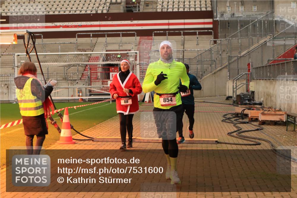 08.12.2024 - St. Pauli X-Mass-Run No. 14 Kathrin Stürmer Photography http://msf.ph/oto/7531600 08.12.2024 10:53:17 Ziel 88, 854, 1478, 1492 meine-sportfotos.de