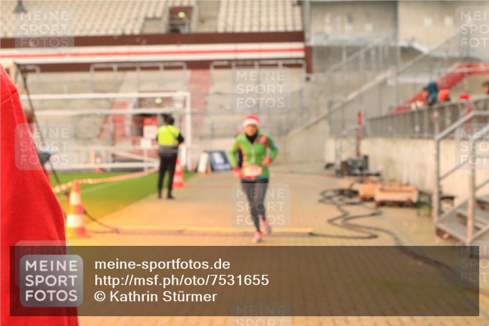 08.12.2024 - St. Pauli X-Mass-Run No. 14 Kathrin Stürmer Photography http://msf.ph/oto/7531655 08.12.2024 10:59:42 Ziel  meine-sportfotos.de