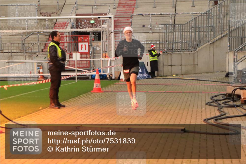 08.12.2024 - St. Pauli X-Mass-Run No. 14 Kathrin Stürmer Photography http://msf.ph/oto/7531839 08.12.2024 09:48:24 Ziel  meine-sportfotos.de