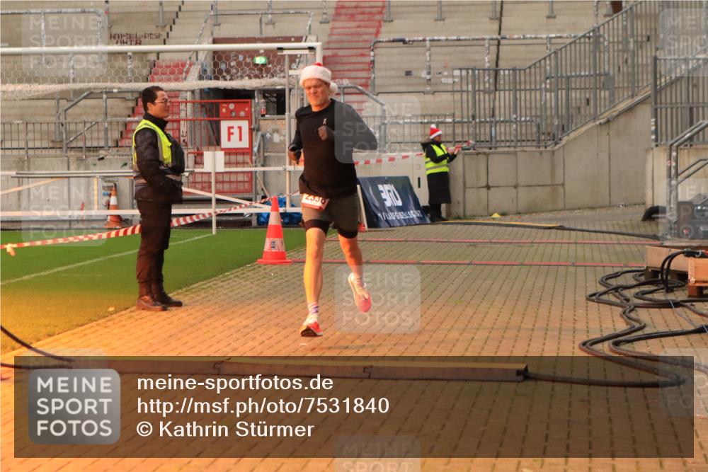 08.12.2024 - St. Pauli X-Mass-Run No. 14 Kathrin Stürmer Photography http://msf.ph/oto/7531840 08.12.2024 09:48:24 Ziel  meine-sportfotos.de