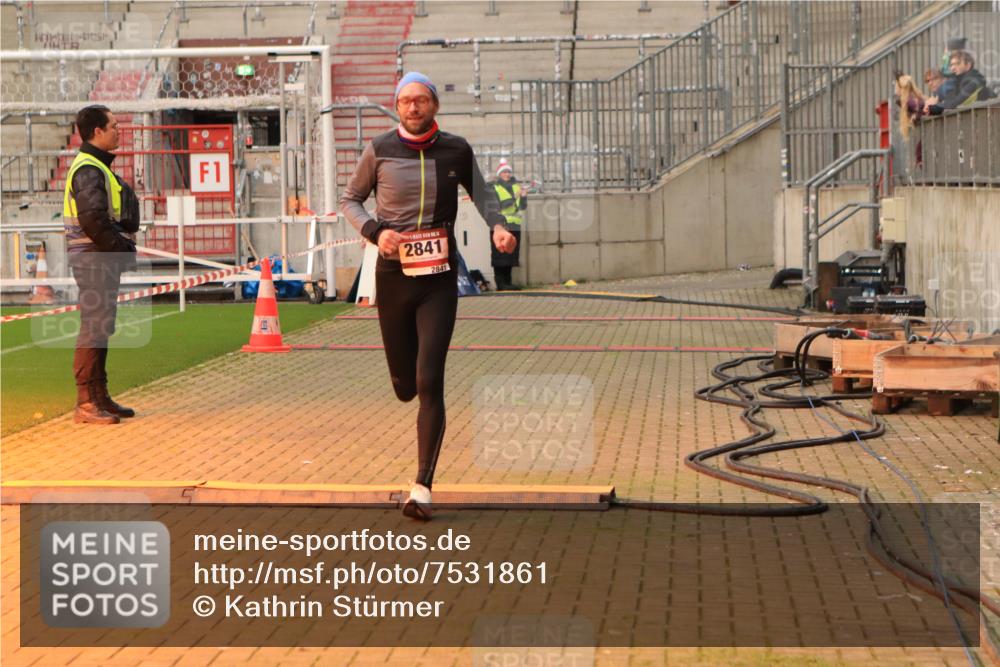08.12.2024 - St. Pauli X-Mass-Run No. 14 Kathrin Stürmer Photography http://msf.ph/oto/7531861 08.12.2024 09:50:06 Ziel  meine-sportfotos.de