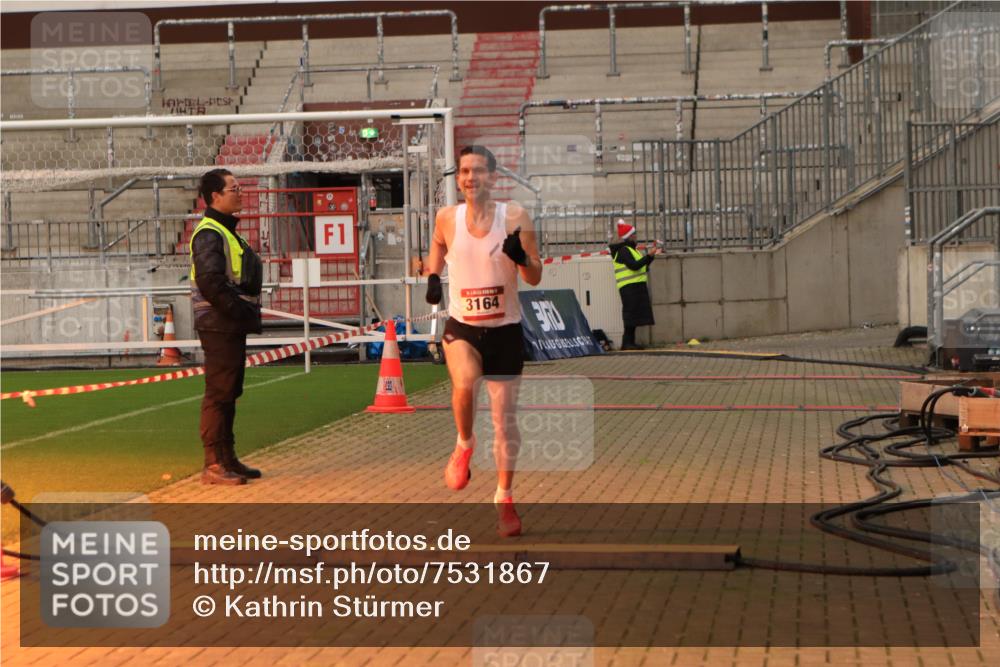 08.12.2024 - St. Pauli X-Mass-Run No. 14 Kathrin Stürmer Photography http://msf.ph/oto/7531867 08.12.2024 09:50:18 Ziel  meine-sportfotos.de