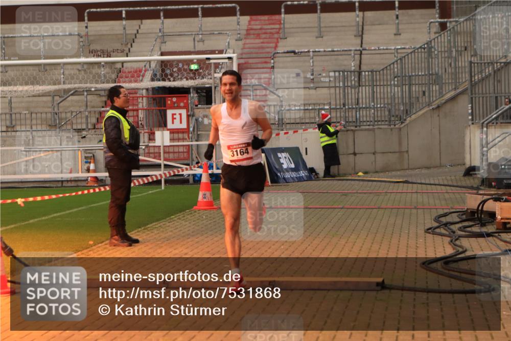 08.12.2024 - St. Pauli X-Mass-Run No. 14 Kathrin Stürmer Photography http://msf.ph/oto/7531868 08.12.2024 09:50:19 Ziel  meine-sportfotos.de