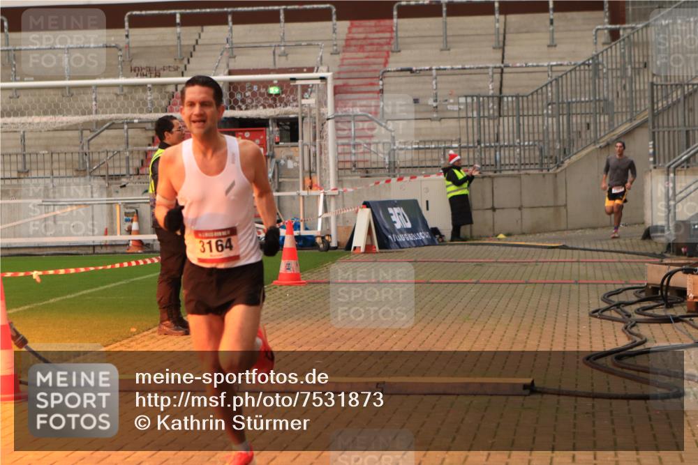 08.12.2024 - St. Pauli X-Mass-Run No. 14 Kathrin Stürmer Photography http://msf.ph/oto/7531873 08.12.2024 09:50:19 Ziel  meine-sportfotos.de