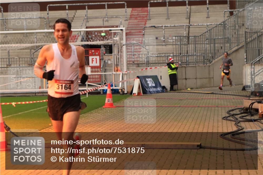 08.12.2024 - St. Pauli X-Mass-Run No. 14 Kathrin Stürmer Photography http://msf.ph/oto/7531875 08.12.2024 09:50:20 Ziel  meine-sportfotos.de