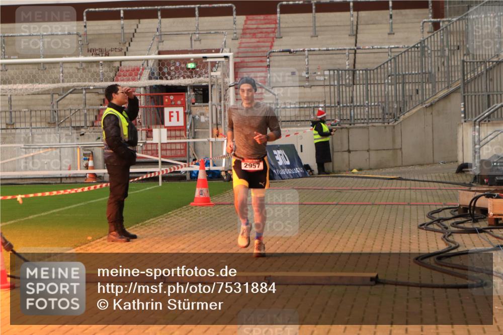 08.12.2024 - St. Pauli X-Mass-Run No. 14 Kathrin Stürmer Photography http://msf.ph/oto/7531884 08.12.2024 09:50:24 Ziel  meine-sportfotos.de