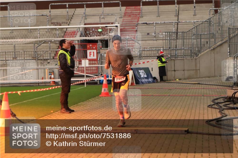 08.12.2024 - St. Pauli X-Mass-Run No. 14 Kathrin Stürmer Photography http://msf.ph/oto/7531886 08.12.2024 09:50:25 Ziel  meine-sportfotos.de