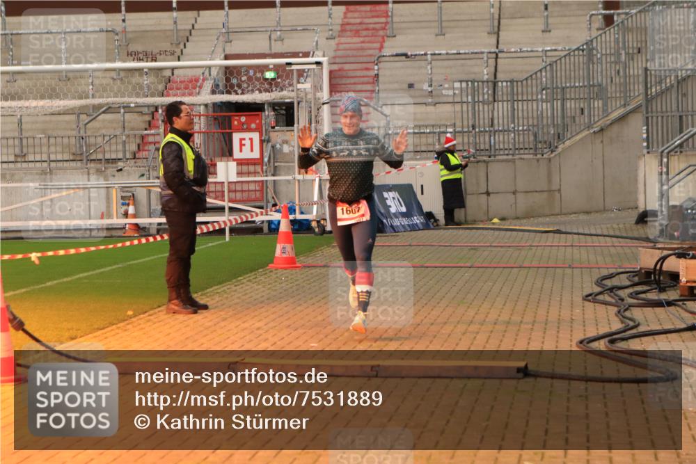 08.12.2024 - St. Pauli X-Mass-Run No. 14 Kathrin Stürmer Photography http://msf.ph/oto/7531889 08.12.2024 09:50:51 Ziel  meine-sportfotos.de