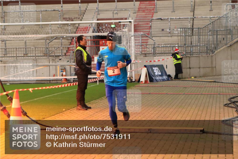 08.12.2024 - St. Pauli X-Mass-Run No. 14 Kathrin Stürmer Photography http://msf.ph/oto/7531911 08.12.2024 09:51:02 Ziel  meine-sportfotos.de
