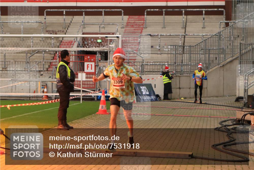 08.12.2024 - St. Pauli X-Mass-Run No. 14 Kathrin Stürmer Photography http://msf.ph/oto/7531918 08.12.2024 09:51:15 Ziel  meine-sportfotos.de