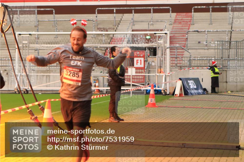 08.12.2024 - St. Pauli X-Mass-Run No. 14 Kathrin Stürmer Photography http://msf.ph/oto/7531959 08.12.2024 09:51:31 Ziel  meine-sportfotos.de