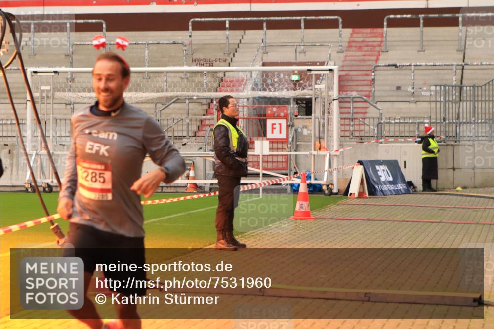 08.12.2024 - St. Pauli X-Mass-Run No. 14 Kathrin Stürmer Photography http://msf.ph/oto/7531960 08.12.2024 09:51:31 Ziel  meine-sportfotos.de