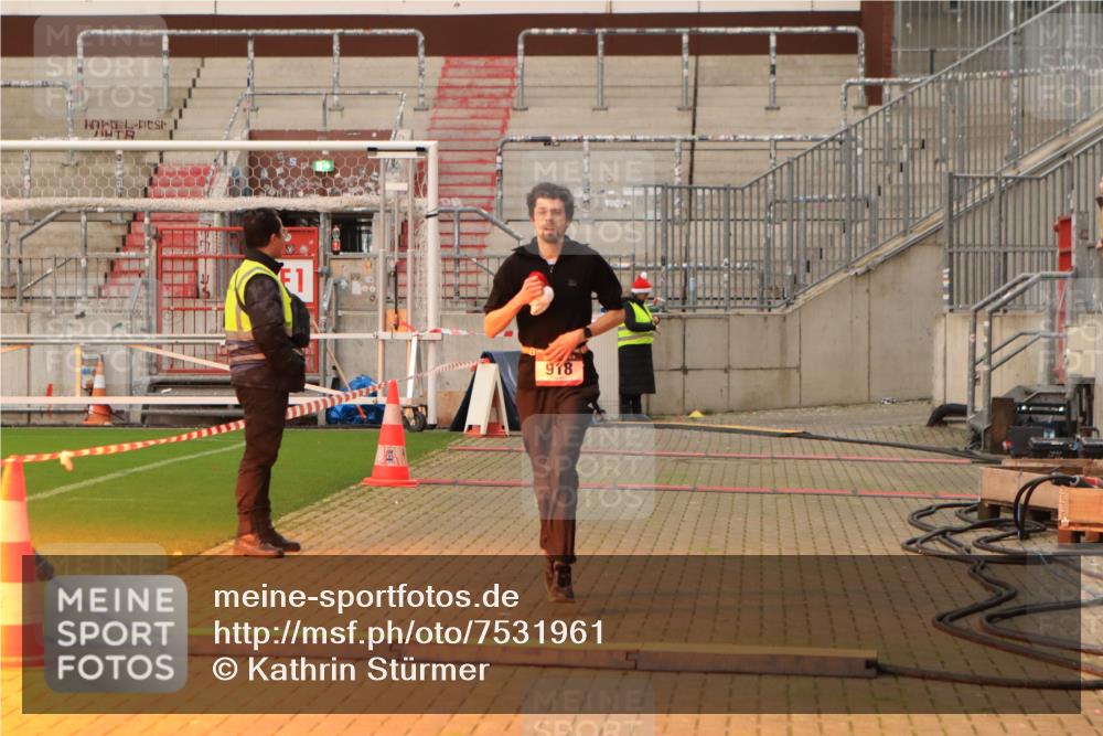 08.12.2024 - St. Pauli X-Mass-Run No. 14 Kathrin Stürmer Photography http://msf.ph/oto/7531961 08.12.2024 09:51:39 Ziel  meine-sportfotos.de
