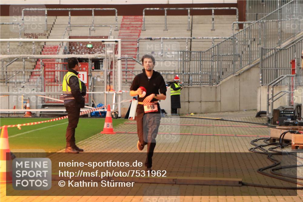 08.12.2024 - St. Pauli X-Mass-Run No. 14 Kathrin Stürmer Photography http://msf.ph/oto/7531962 08.12.2024 09:51:39 Ziel  meine-sportfotos.de
