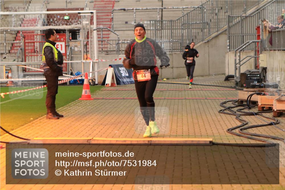 08.12.2024 - St. Pauli X-Mass-Run No. 14 Kathrin Stürmer Photography http://msf.ph/oto/7531984 08.12.2024 09:52:01 Ziel  meine-sportfotos.de