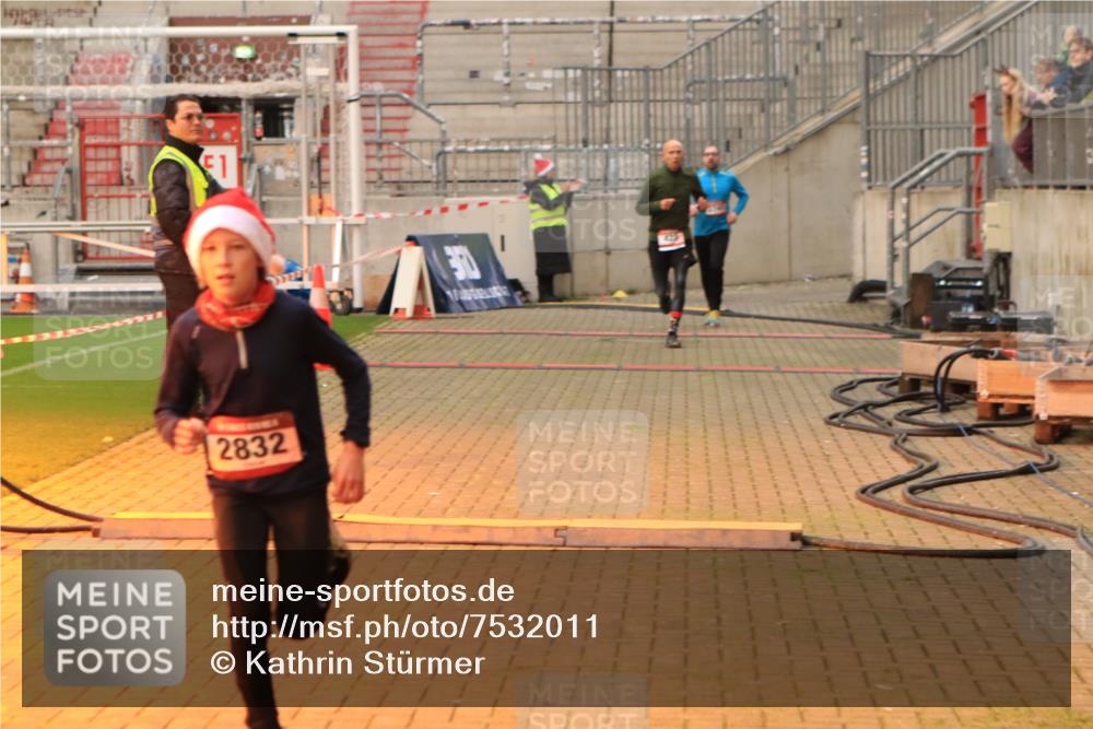 08.12.2024 - St. Pauli X-Mass-Run No. 14 Kathrin Stürmer Photography http://msf.ph/oto/7532011 08.12.2024 09:52:20 Ziel  meine-sportfotos.de