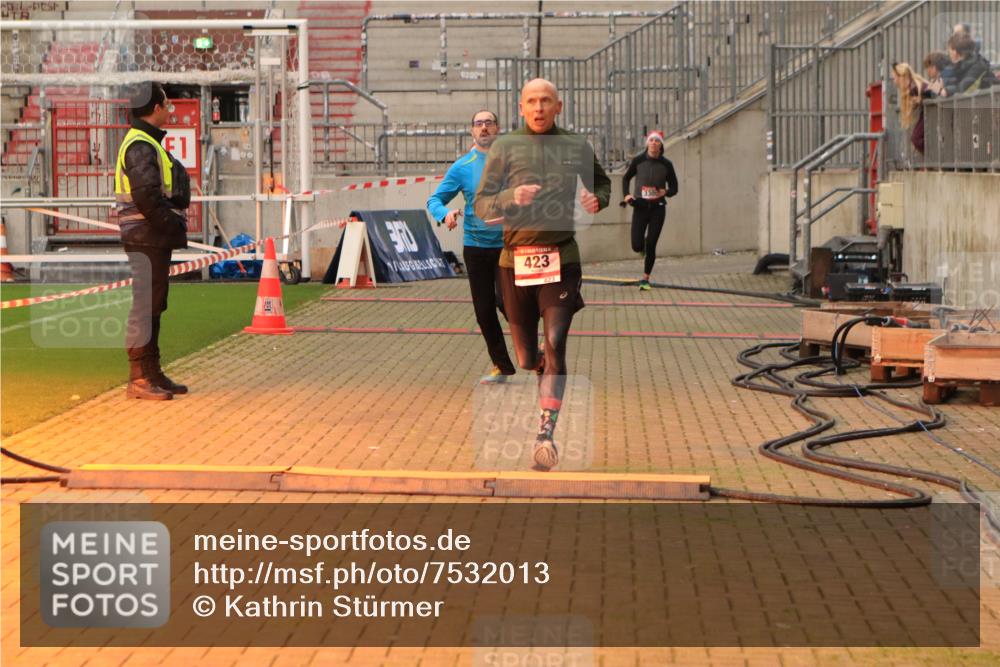08.12.2024 - St. Pauli X-Mass-Run No. 14 Kathrin Stürmer Photography http://msf.ph/oto/7532013 08.12.2024 09:52:23 Ziel  meine-sportfotos.de