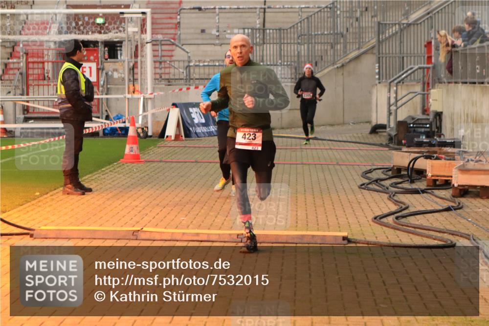 08.12.2024 - St. Pauli X-Mass-Run No. 14 Kathrin Stürmer Photography http://msf.ph/oto/7532015 08.12.2024 09:52:23 Ziel  meine-sportfotos.de