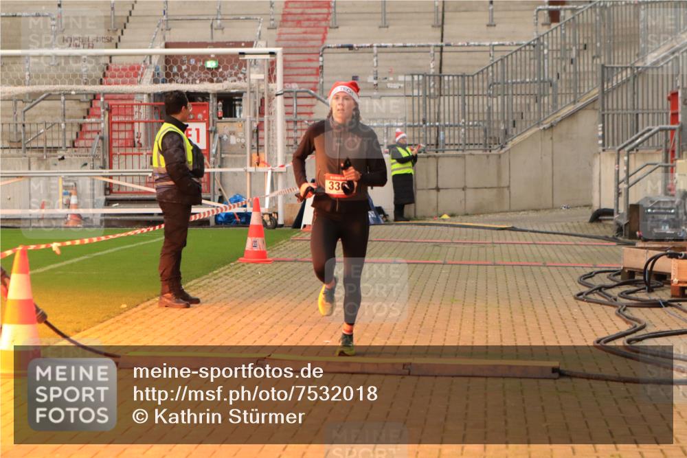 08.12.2024 - St. Pauli X-Mass-Run No. 14 Kathrin Stürmer Photography http://msf.ph/oto/7532018 08.12.2024 09:52:28 Ziel  meine-sportfotos.de
