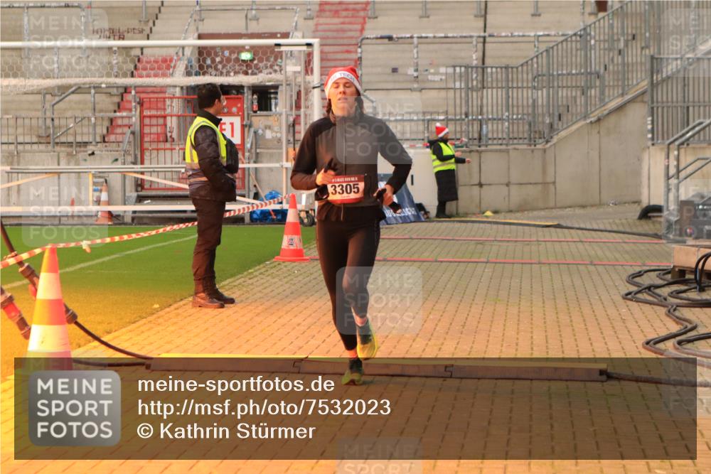 08.12.2024 - St. Pauli X-Mass-Run No. 14 Kathrin Stürmer Photography http://msf.ph/oto/7532023 08.12.2024 09:52:28 Ziel  meine-sportfotos.de