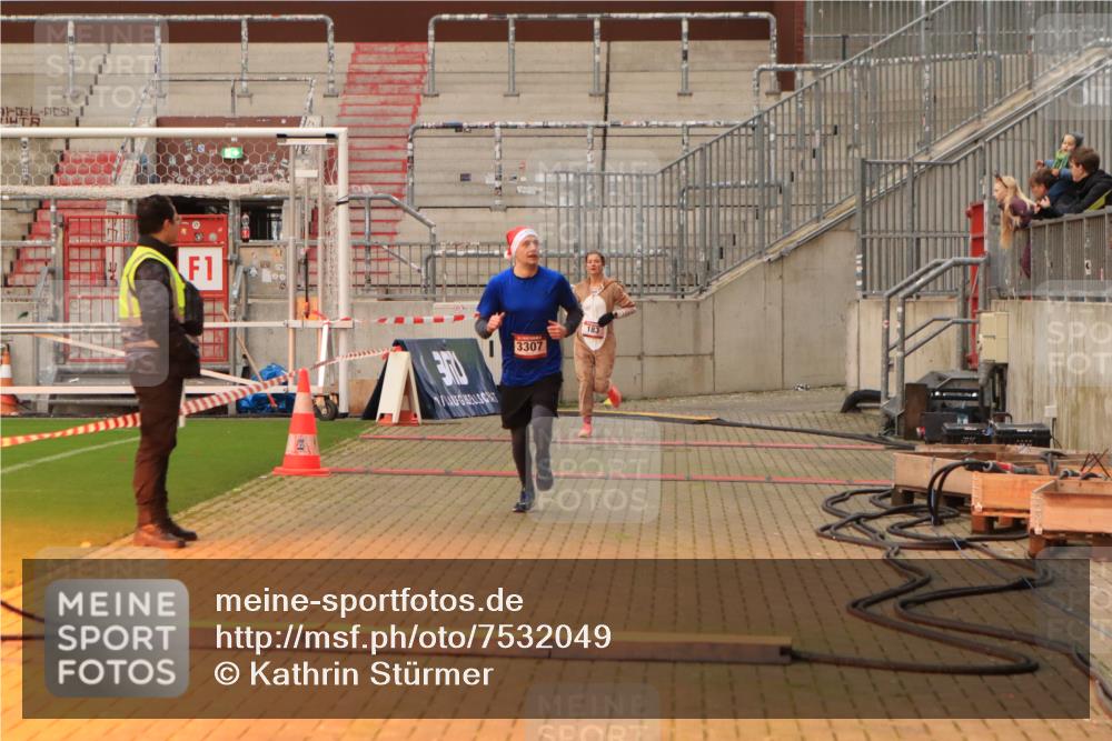 08.12.2024 - St. Pauli X-Mass-Run No. 14 Kathrin Stürmer Photography http://msf.ph/oto/7532049 08.12.2024 09:53:06 Ziel  meine-sportfotos.de